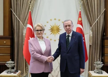 Akşener, Erdoğan’la görüşmeye giderken İYİ Parti rozetini çıkarmış