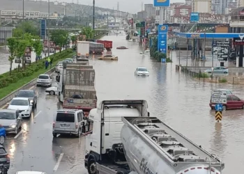 Ankara’yı sağanak vurdu: Yollar göle döndü, metroyu su bastı