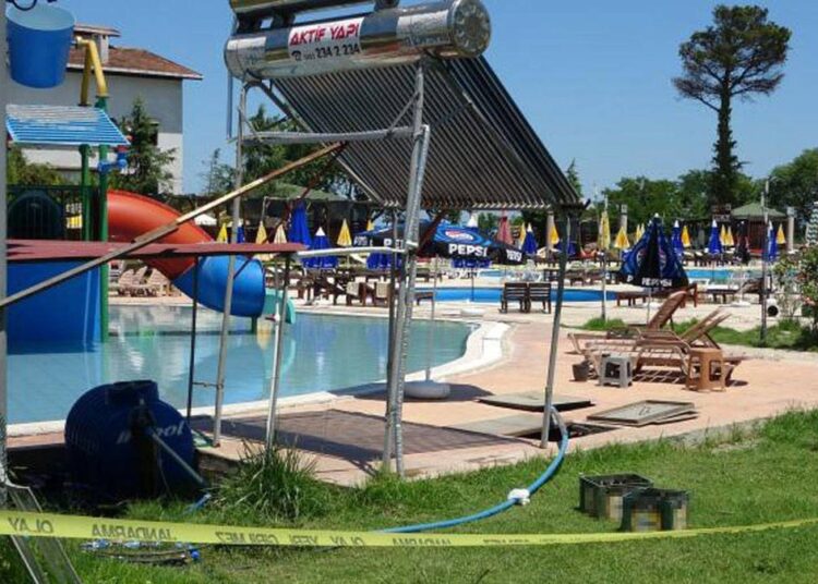 Aquapark havuzunda elektrik faciası: 1 ölü, 1 yaralı 1 Aquapark havuzunda elektrik faciası: 1 ölü, 1 yaralı
