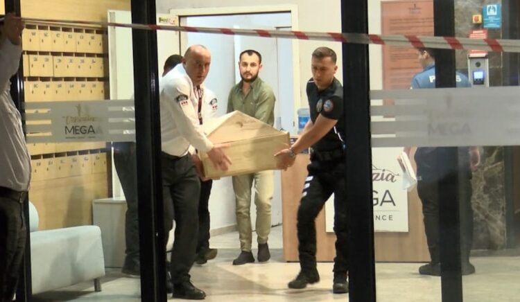 Arızalan asansörden kurtarmaya çalışılırken 30 metreden düşürdüler 1 Arızalan asansörden kurtarmaya çalışılırken 30 metreden düşürdüler
