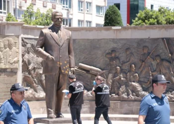 Dayı-yeğenden Atatürk anıtına baltalı saldırı