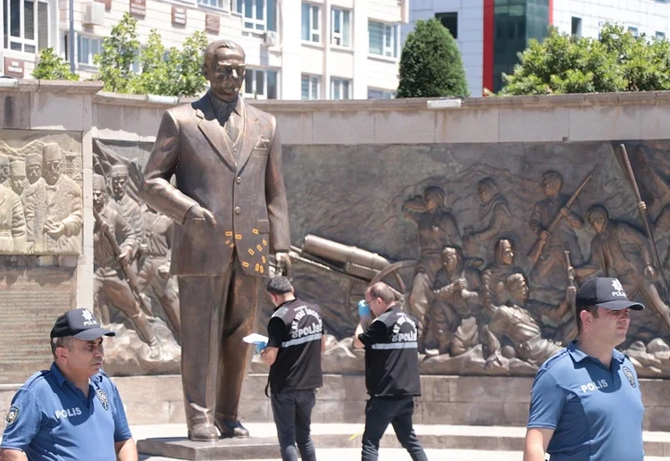 Dayı-yeğenden Atatürk anıtına baltalı saldırı 1 Dayı-yeğenden Atatürk anıtına baltalı saldırı