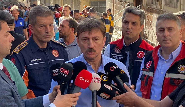 Bahçelievler Belediye Başkanı Bahadır: ‘1980 yapımı binaya 3 kat kaçak eklenmiş’