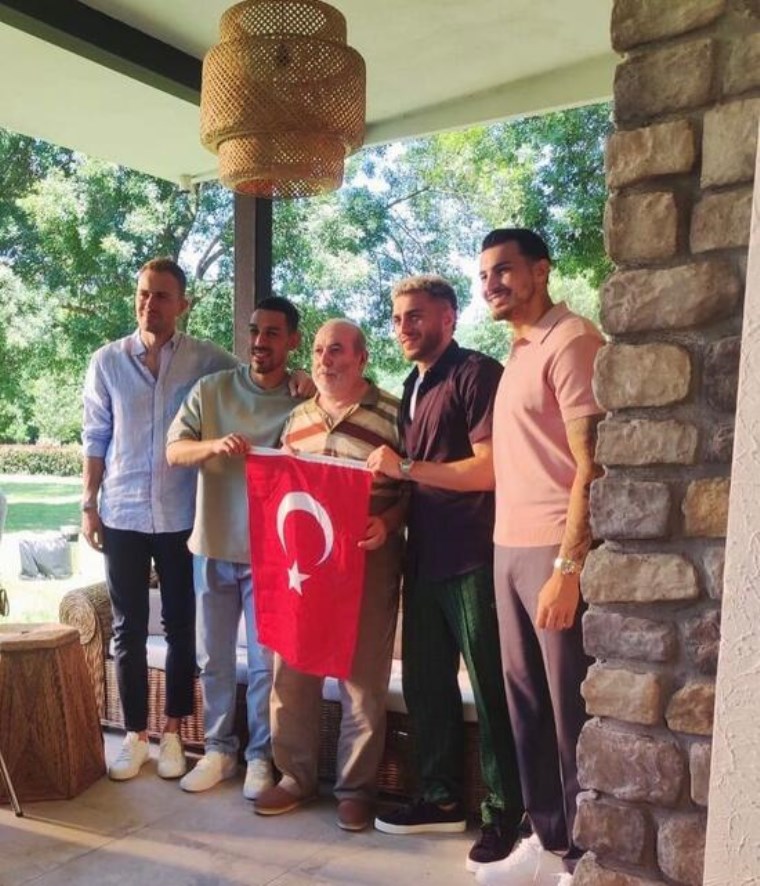 ‘Bayrak asan dayı’ Milli takım oyuncuları ile bir araya geldi