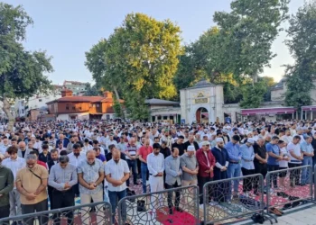 Camilerde bayram namazı coşkusu