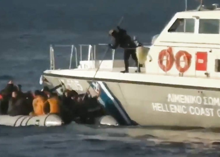 BBC, Yunanistan’ın Türkiye’ye ittiği göçmenleri denize attığını belgeledi