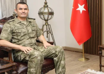 Makam aracıyla para karşılığı insan kaçakçılığı yapan tuğgeneral tutuklandı