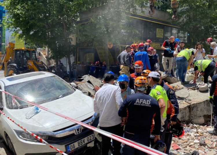 İstanbul'da çöken binanın sahibi tutuklandı 1 İstanbul’da çöken binanın sahibi tutuklandı