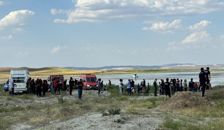 Mevsimlik işçi olarak geldikleri Ankara’da baraj gölüne giren iki kız boğuldu 1 Mevsimlik işçi olarak geldikleri Ankara’da baraj gölüne giren iki kız boğuldu