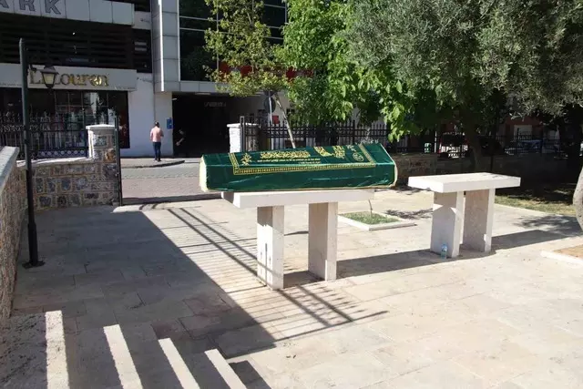 Caminin musalla taşında sahipsiz cenaze! 1 Caminin musalla taşında sahipsiz cenaze!