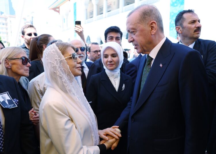 Tansu Çiller'in eşi Özer Uçuran Çiller için cenaze töreni düzenlendi 1 Tansu Çiller’in eşi Özer Uçuran Çiller için cenaze töreni düzenlendi