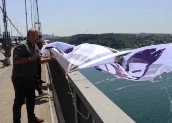 DEM Partili vekiller, Boğaziçi Köprüsü’ne pankart astı