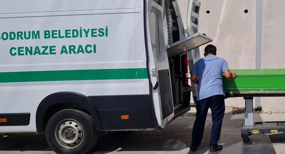 Ünlü oyuncu otelin terasından düşerek hayatını kaybetti 2 Ünlü oyuncu otelin terasından düşerek hayatını kaybetti