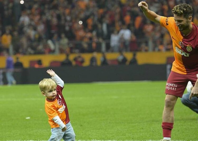 Mertens, Galatasaray kararını verdi ve futbolu bırakacağı tarihi açıkladı 1 Mertens, Galatasaray kararını verdi ve futbolu bırakacağı tarihi açıkladı