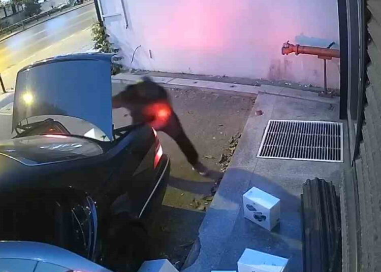 Mağaza kepengini zorlayarak açtılar, 2 milyon liralık dronları çalıp kaçtılar 1 Mağaza kepengini zorlayarak açtılar, 2 milyon liralık dronları çalıp kaçtılar