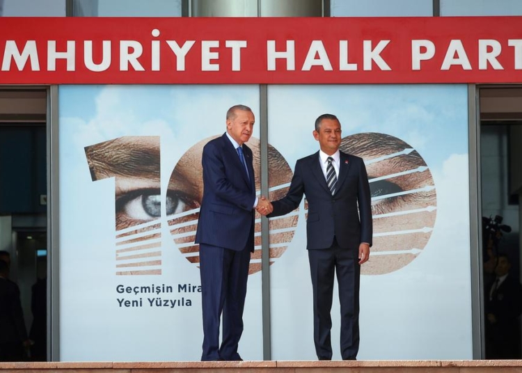 Erdoğan, 18 yıl sonra CHP’ye geldi: Özgür Özel ile görüştü 1 Erdoğan, 18 yıl sonra CHP’ye geldi: Özgür Özel ile görüştü