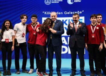 Erdoğan’a sarılan öğrenci, Nihal Candan ve Bahar Candan’ın kardeşi çıktı