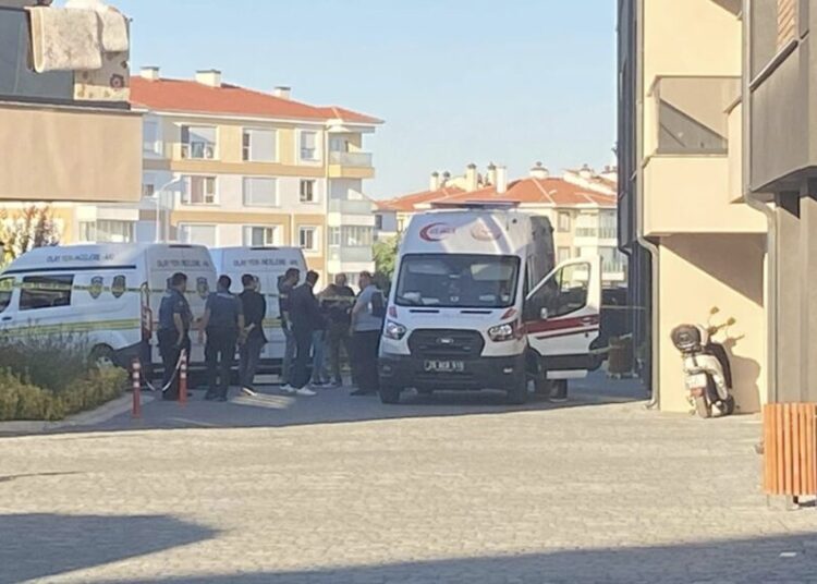 Eşini ve kızın öldürdükten sonra intihar etti 1 Eşini ve kızın öldürdükten sonra intihar etti