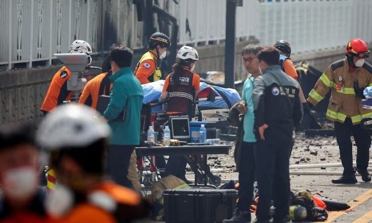 Güney Kore'de fabrikada çıkan yangında 20 kişi öldü 1 Güney Kore’de fabrikada çıkan yangında 20 kişi öldü