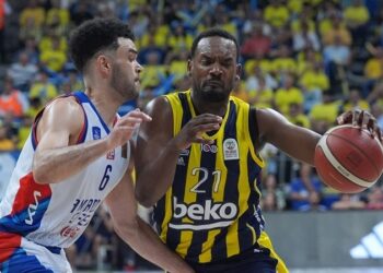 Anadolu Efes son saniyede umuda tutundu! Final serisinde ilk galibiyet