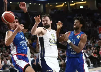 Fenerbahçe, Anadolu Efes’i devirdi, seride 1-0 öne geçti