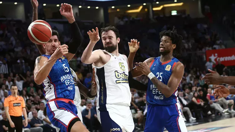 Fenerbahçe, Anadolu Efes'i devirdi, seride 1-0 öne geçti 1 Fenerbahçe, Anadolu Efes’i devirdi, seride 1-0 öne geçti