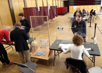 Fransa’da erken genel seçimlerin ilk turunda oy verme işlemi başladı