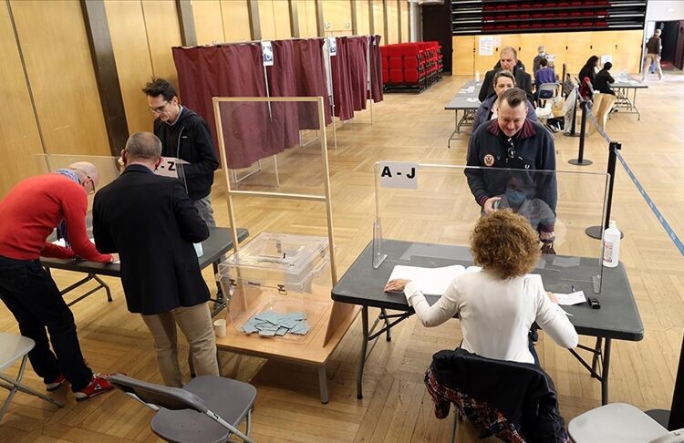 Fransa’da erken genel seçimlerin ilk turunda oy verme işlemi başladı