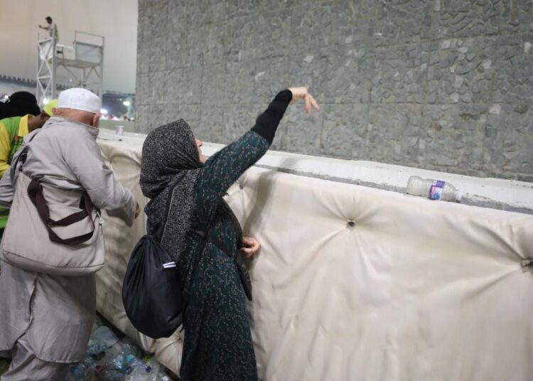 Hacılar şeytan taşlamaya devam ediyor 1 Hacılar şeytan taşlamaya devam ediyor