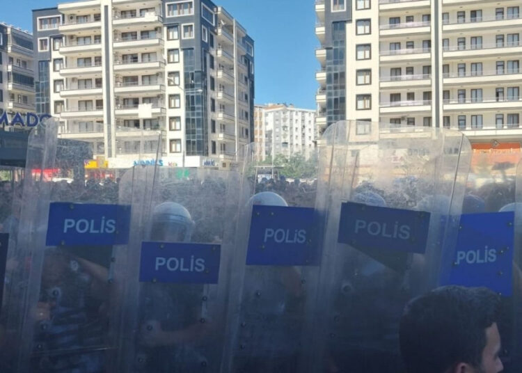Hakkari Belediyesi’ne kayyum atanması sebebiyle 13 ile toplantı ve gösteri yasağı geldi