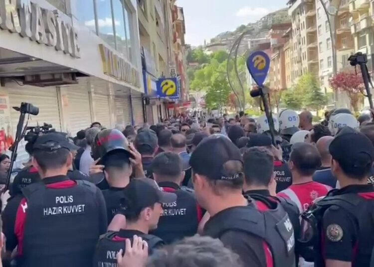 Hakkari’deki ‘kayyım’ eylemine polis müdahale etti: Milletvekilleri ablukaya alındı