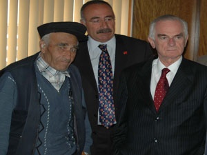 Halis Gül yazdı l Bidon kafa, göbeğini kaşıyan, kara kıllı...