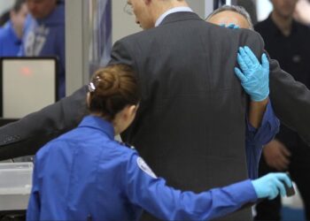 Havalimanlarında yeni dönem: Elle aramaya izin vermeyen yolcu uçağa alınmayacak