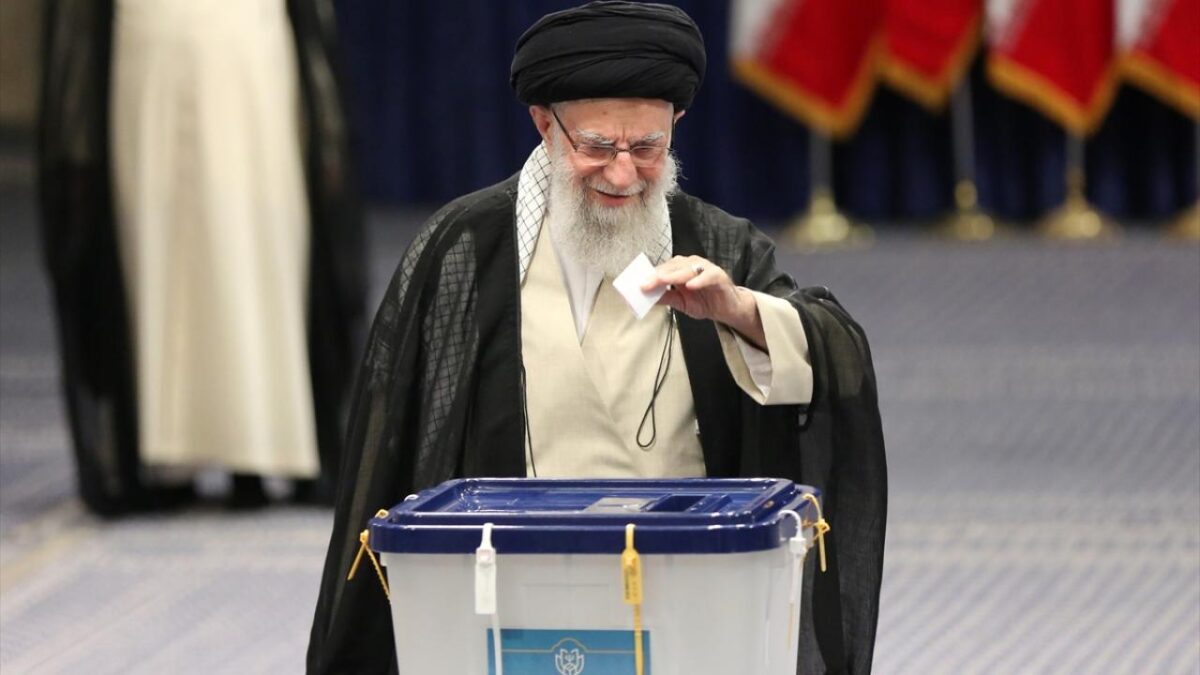 İran, yeni cumhurbaşkanını seçmek için sandık başında