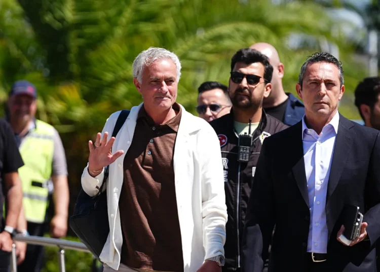 Mourinho İstanbul'a geldi, ilk açıklamasını yaptı: 8 futbolcu olmayacak 1 Mourinho İstanbul’a geldi, ilk açıklamasını yaptı: 8 futbolcu olmayacak