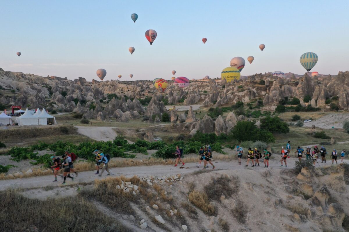 Kapadokya Çöl Maratonu'nda 30 kilometrelik koşu başladı 4 Kapadokya Çöl Maratonu'nda 30 kilometrelik koşu başladı