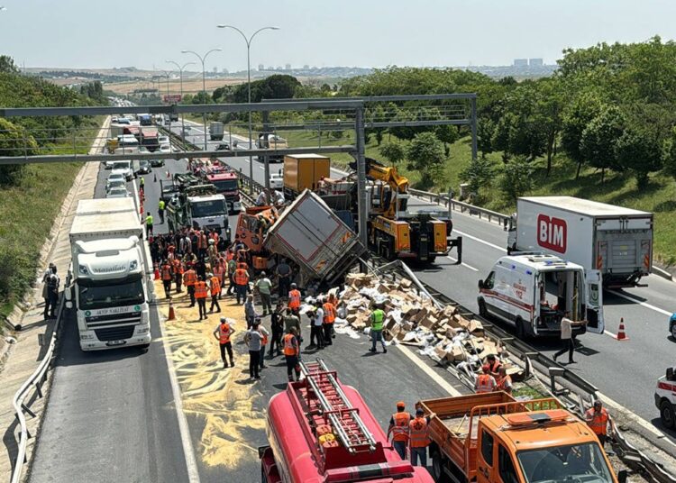 Büyükçekmece’de iki kamyon çarpıştı: Yaralılar var