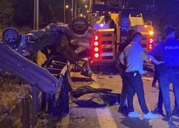 Bariyerlere çarpan otomobil takla attı: 3 ölü