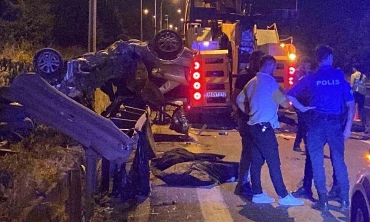 Bariyerlere çarpan otomobil takla attı: 3 ölü 1 Bariyerlere çarpan otomobil takla attı: 3 ölü