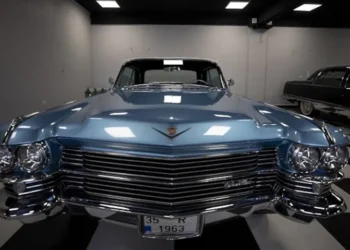 Klasik otomobil sevenler İzmir’de buluştu: Barış Manço ve Zeki Müren’in araçları da sergileniyor