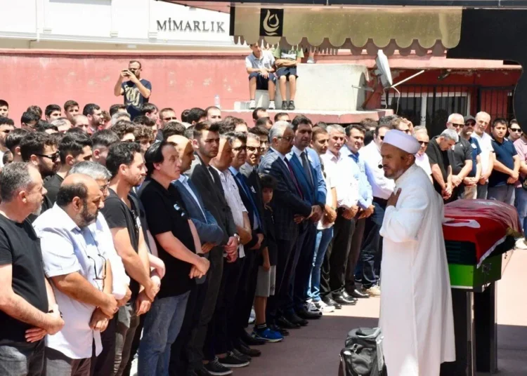 Öldürülen lise müdür yardımcısı son yolculuğuna uğurlandı 1 Öldürülen lise müdür yardımcısı son yolculuğuna uğurlandı