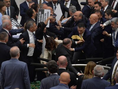 TBMM’de kavga! DEM Partili vekillerin kayyum protestosunda arbede yaşandı