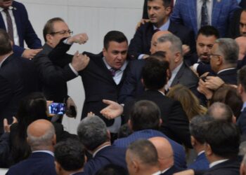 TBMM’de kavga! DEM Partili vekillerin kayyum protestosunda arbede yaşandı