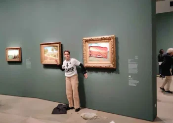 İklim aktivistleri bu sefer Monet tablosunu hedef aldı, üzerine ‘cehennem’ resmi yapıştırıldı