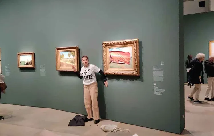 İklim aktivistleri bu sefer Monet tablosunu hedef aldı, üzerine 'cehennem' resmi yapıştırıldı 1 İklim aktivistleri bu sefer Monet tablosunu hedef aldı, üzerine ‘cehennem’ resmi yapıştırıldı