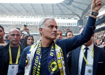 Mourinho iş başı yaptı: Teknik heyet belli oldu