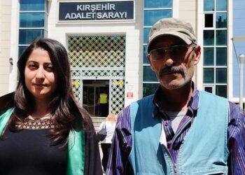 Fenomen muhtar adayı dolandırıldı, adliye önünde yine şiir okudu