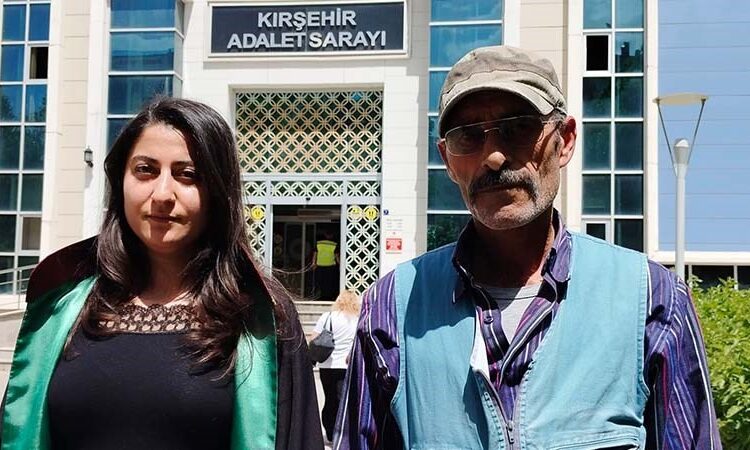 Fenomen muhtar adayı dolandırıldı, adliye önünde yine şiir okudu 1 Fenomen muhtar adayı dolandırıldı, adliye önünde yine şiir okudu