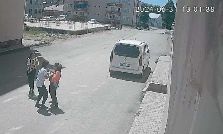 Muş'ta acı olay: İki yaşındaki bebek 7'nci kattan düşerek can verdi 1 Muş’ta acı olay: İki yaşındaki bebek 7’nci kattan düşerek can verdi
