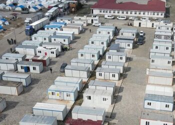 Yöneticilikten ayrılan, tatile giden ve ücretli öğretmenler konteynerleri boşaltsın!